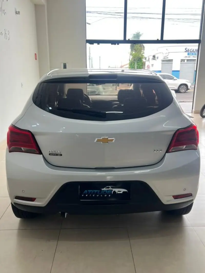 Onix Hatch - Foto